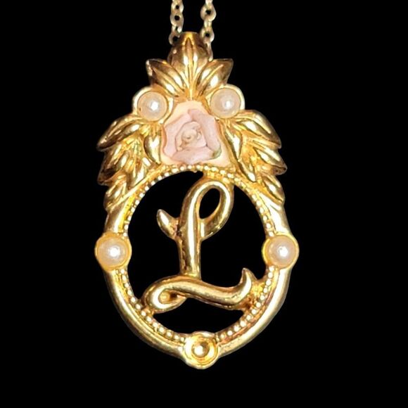 💍Vintage Avon Monogram Initial L Pearl Pink Rose Gold Tone Pendant and Chain - Picture 1 of 7